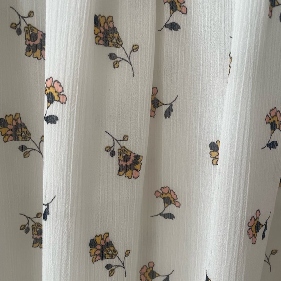 LOFT Sleeveless Floral Patterned Top - Picture 5 of 7